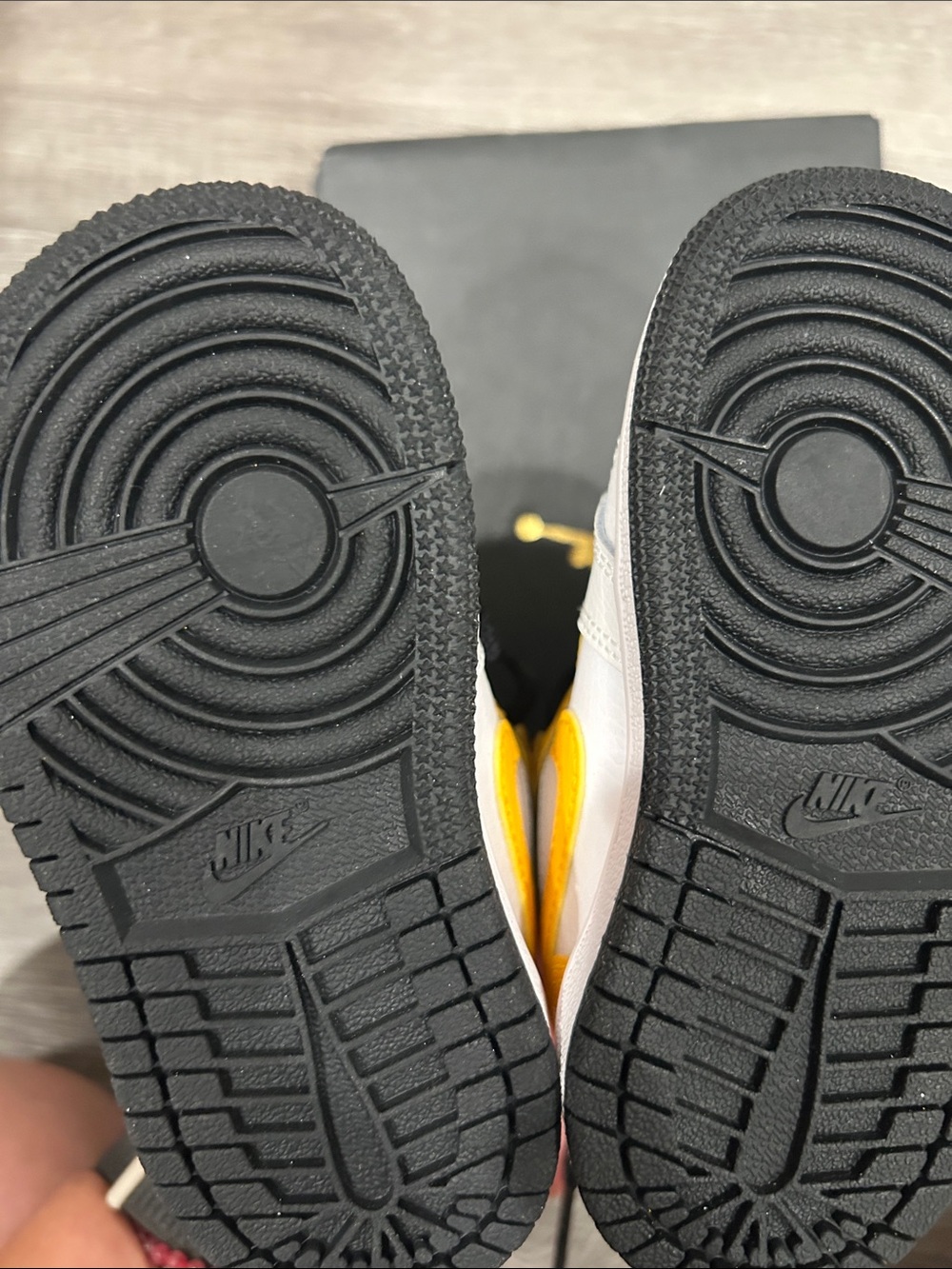 Jordan 1 mid toddler white university gold-black - Picture 3 of 3
